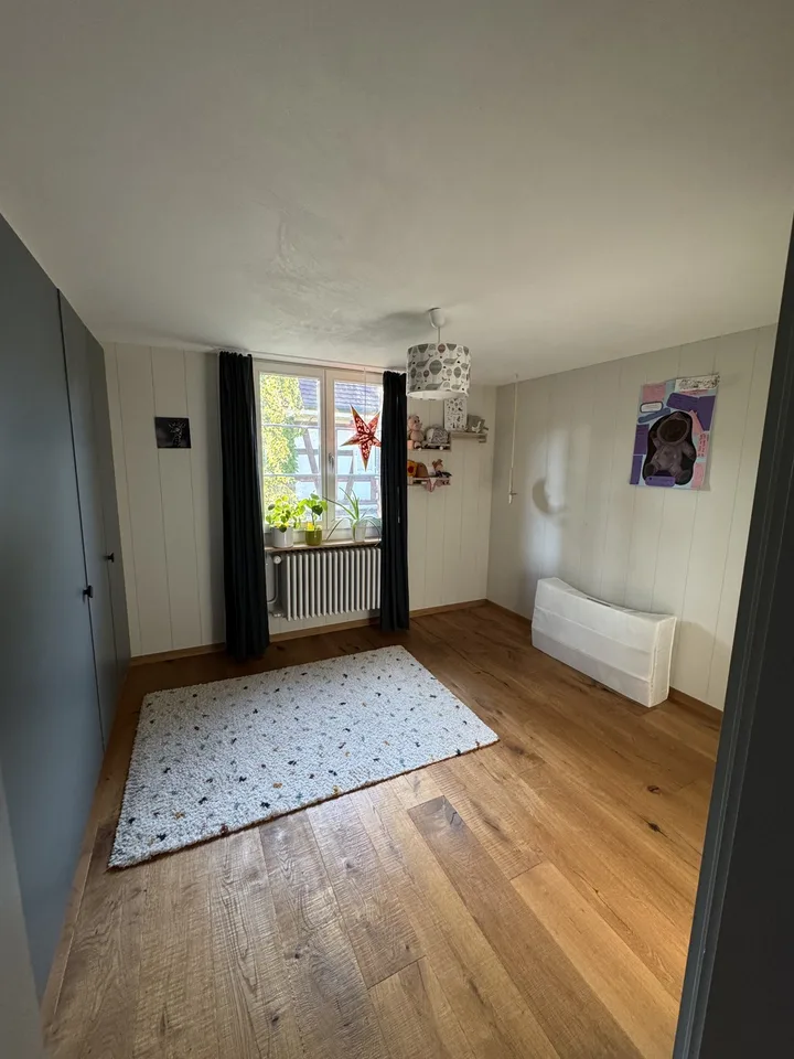 Befristet für 1 Jahr: Möbliertes Riegelhaus (>170 m²) mit Garten & Erdsondenheizung