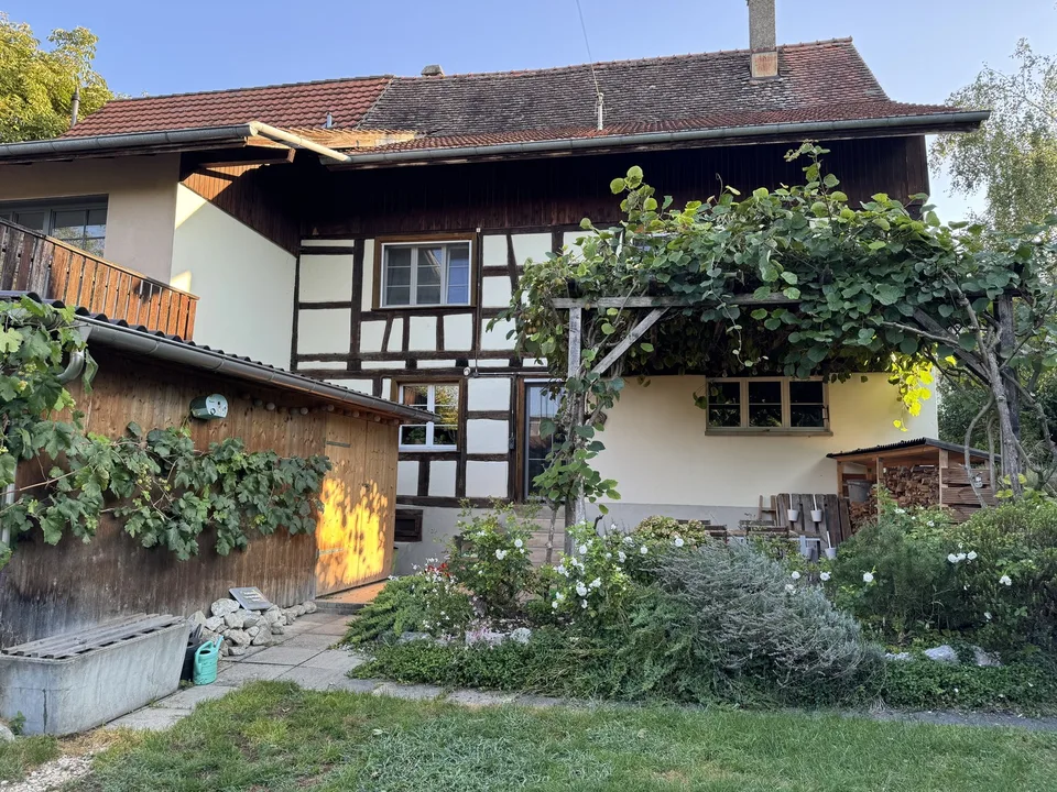 Befristet für 1 Jahr: Möbliertes Riegelhaus (>170 m²) mit Garten & Erdsondenheizung