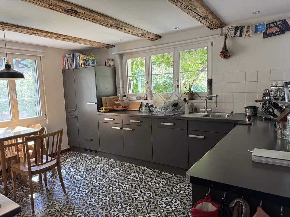 Befristet für 1 Jahr: Möbliertes Riegelhaus (>170 m²) mit Garten & Erdsondenheizung