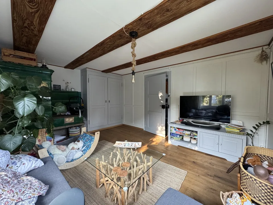 Befristet für 1 Jahr: Möbliertes Riegelhaus (>170 m²) mit Garten & Erdsondenheizung