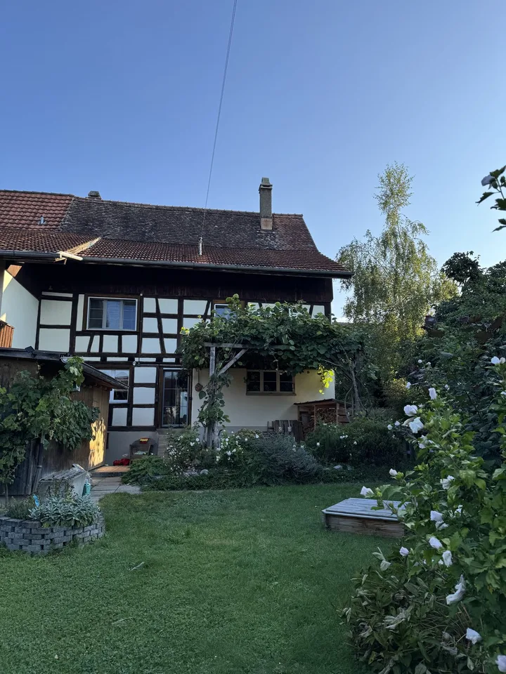 Befristet für 1 Jahr: Möbliertes Riegelhaus (>170 m²) mit Garten & Erdsondenheizung