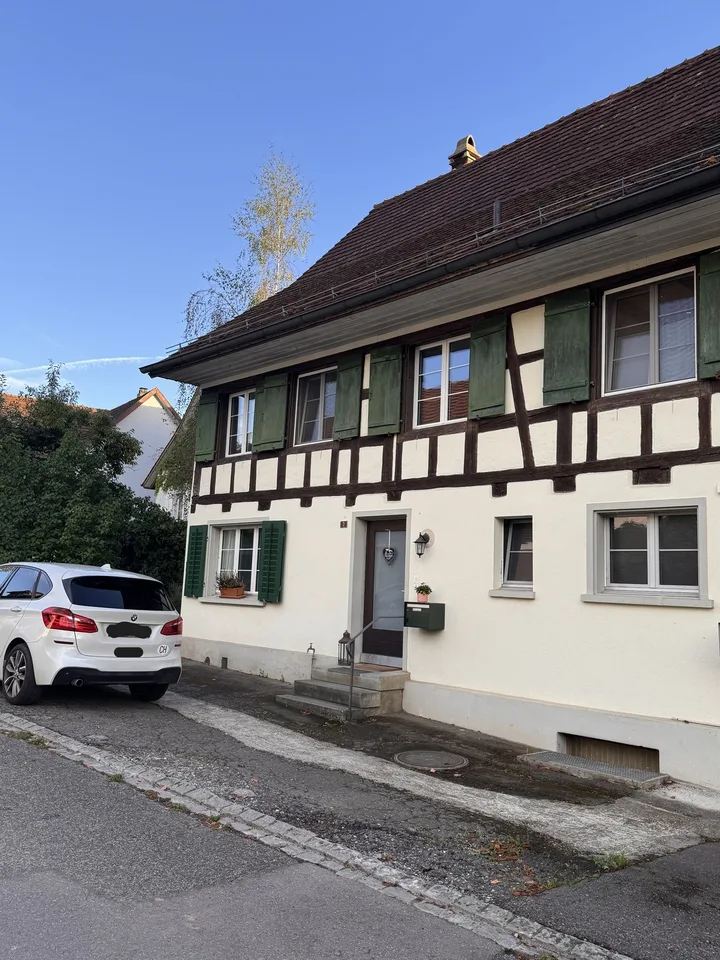 Befristet für 1 Jahr: Möbliertes Riegelhaus (>170 m²) mit Garten & Erdsondenheizung