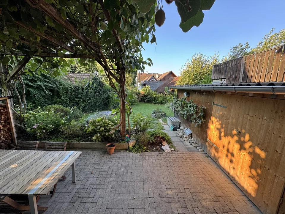 Befristet für 1 Jahr: Möbliertes Riegelhaus (>170 m²) mit Garten & Erdsondenheizung