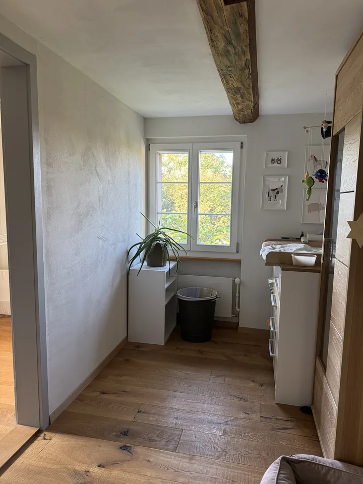 Befristet für 1 Jahr: Möbliertes Riegelhaus (>170 m²) mit Garten & Erdsondenheizung