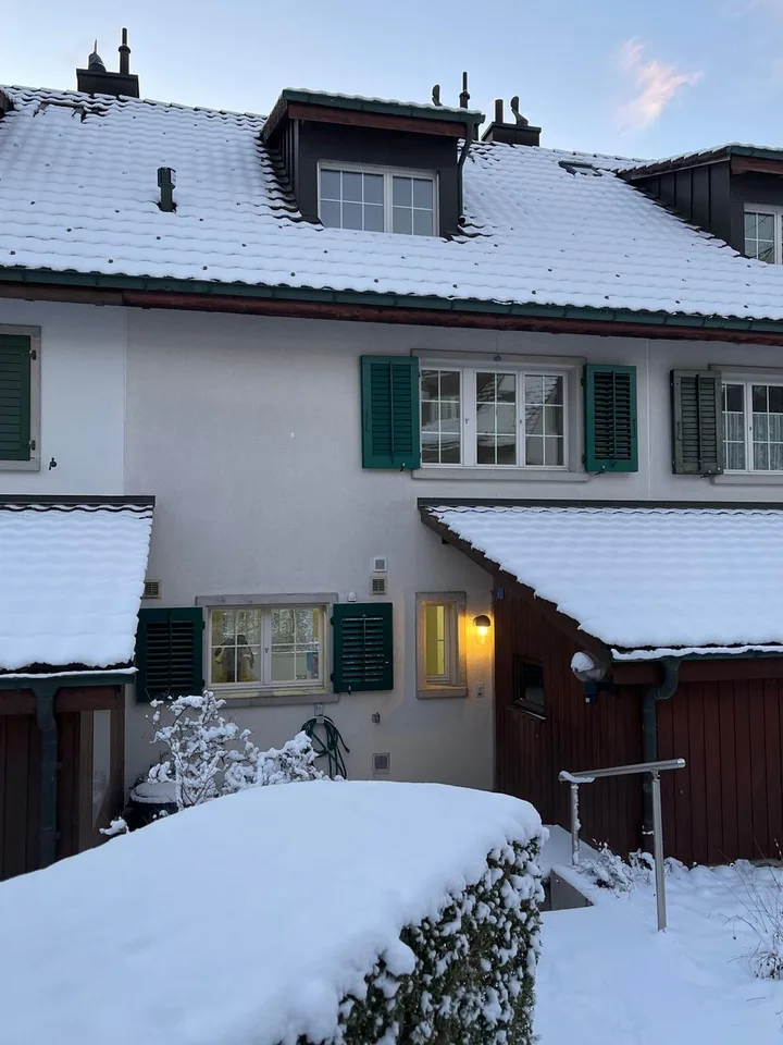 Frisch kernsaniertes, charmantes Mitteleinfamilienhaus (Baujahr 1990) im beschaulichen Turbenthal kombiniert moderne Urbanität mit dem Traum eines eigenen Hauses auf dem Land.