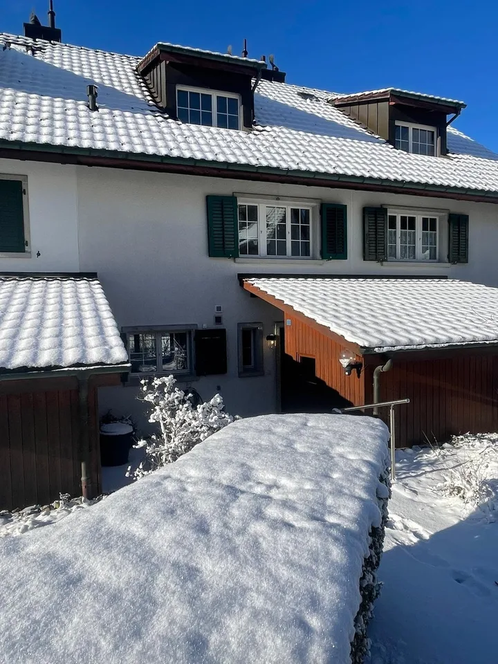 Frisch kernsaniertes, charmantes Mitteleinfamilienhaus (Baujahr 1990) im beschaulichen Turbenthal kombiniert moderne Urbanität mit dem Traum eines eigenen Hauses auf dem Land.