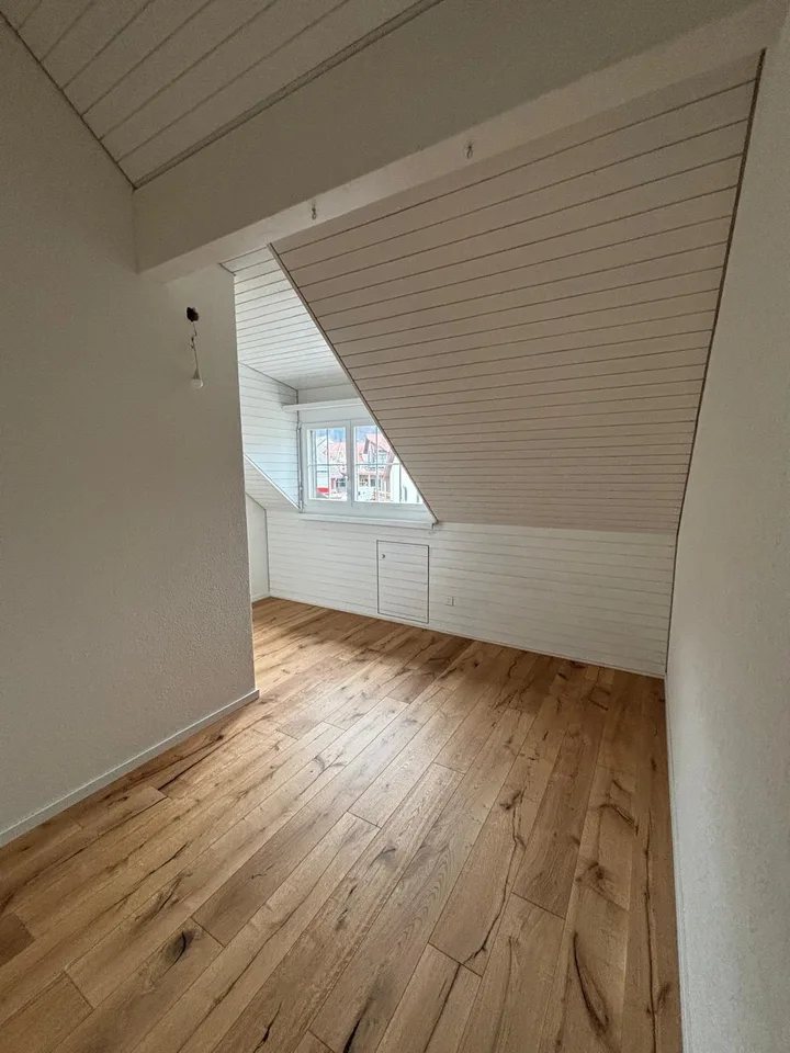 Frisch kernsaniertes, charmantes Mitteleinfamilienhaus (Baujahr 1990) im beschaulichen Turbenthal kombiniert moderne Urbanität mit dem Traum eines eigenen Hauses auf dem Land.