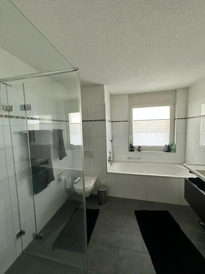 Charmant appartement de 2,5 pièces avec jardin à Richterswil