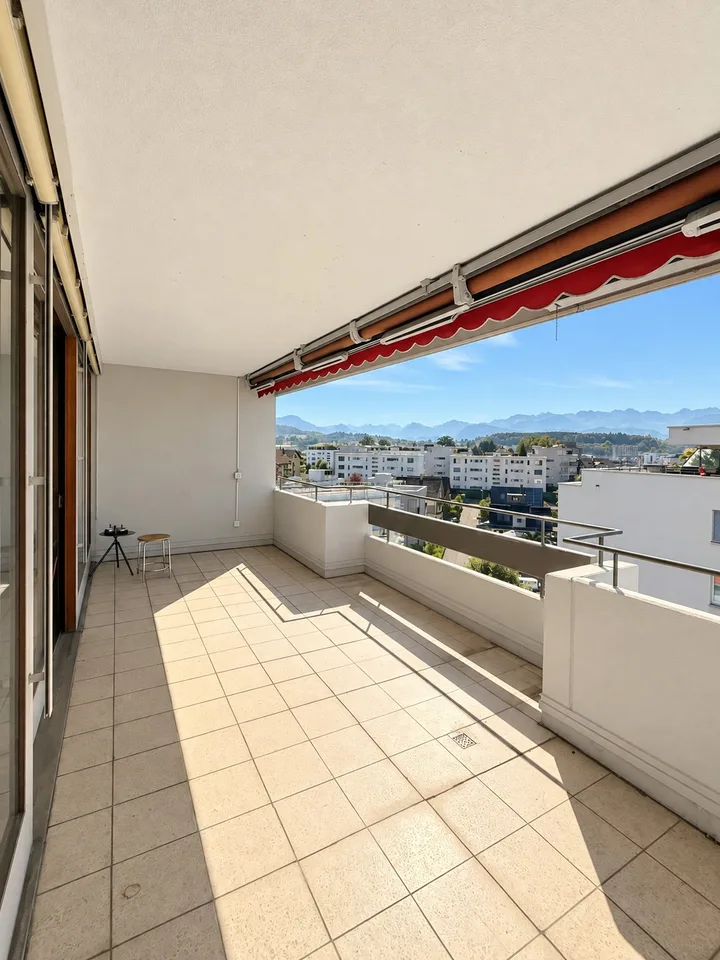 Grosszügige 8-Zimmer-Wohnung auf 255 m2 mit Retro-Charme über den Dächern von Emmenbrücke