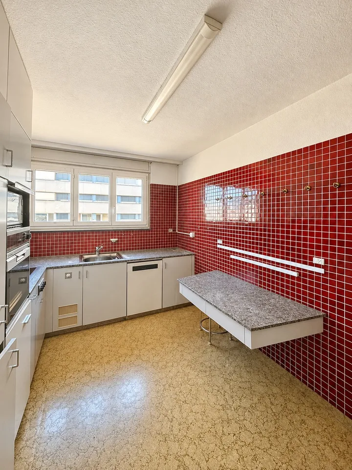 Grosszügige 8-Zimmer-Wohnung auf 255 m2 mit Retro-Charme über den Dächern von Emmenbrücke
