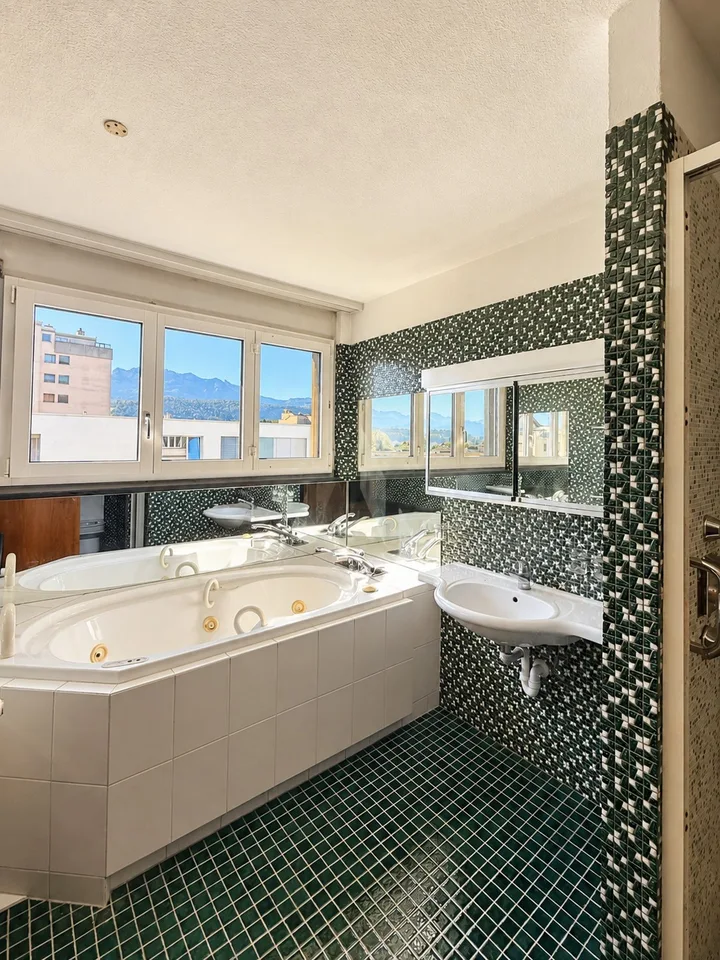 Grosszügige 8-Zimmer-Wohnung auf 255 m2 mit Retro-Charme über den Dächern von Emmenbrücke