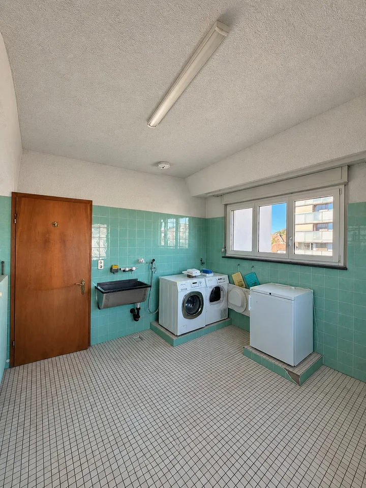 Grosszügige 8-Zimmer-Wohnung auf 255 m2 mit Retro-Charme über den Dächern von Emmenbrücke