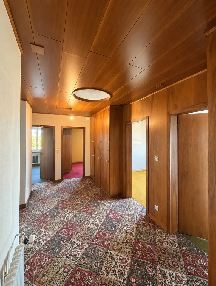 Grosszügige 8-Zimmer-Wohnung auf 255 m2 mit Retro-Charme über den Dächern von Emmenbrücke