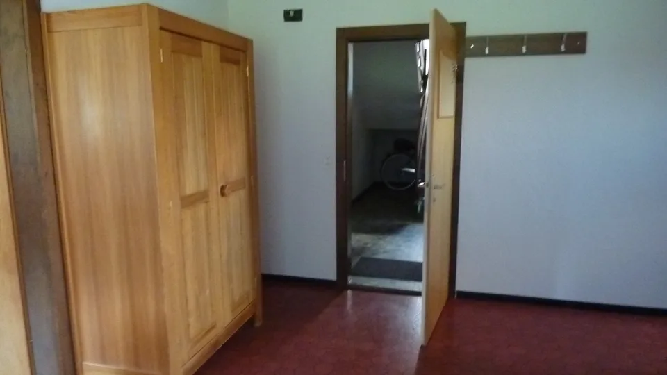 Grosses Haus mit drei Wohnungen zu vermieten an sehr ruhiger Lage