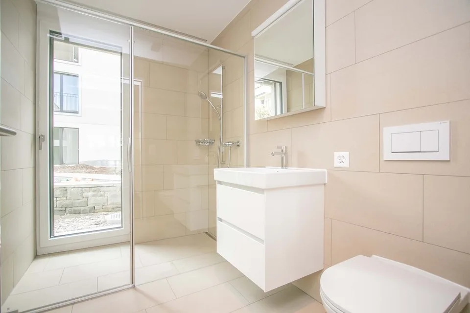 Wohnen im Neubau: 2.5 Zimmer-Wohnung im Erdgeschoss nahe Zentrum – Foto 3 von 8