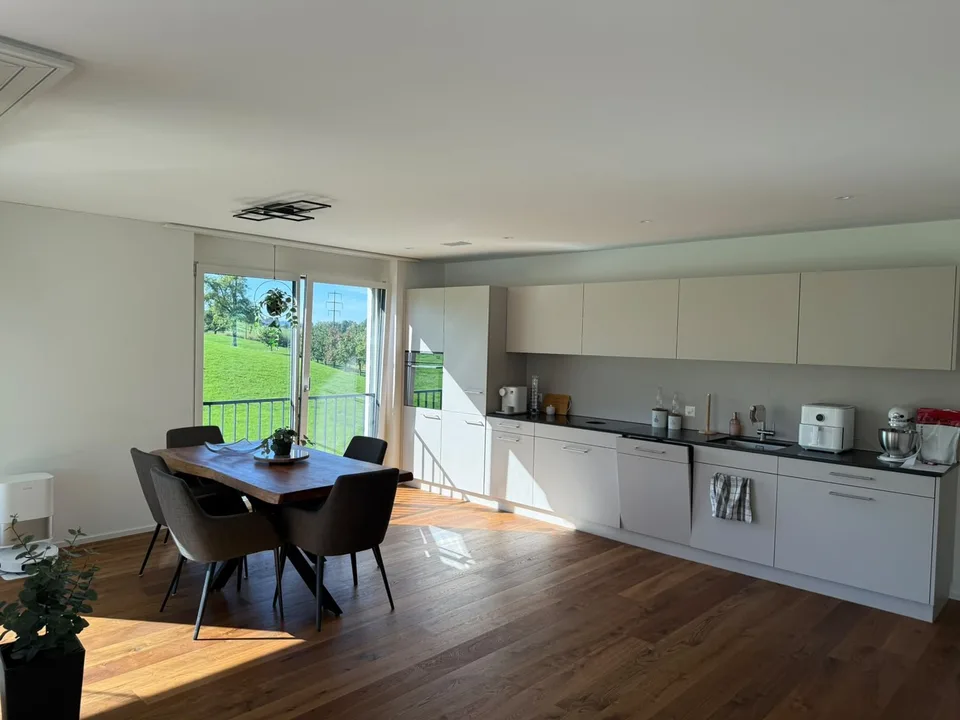 Appartement moderne 3.5 pièces avec beaucoup de lumière et un balcon spacieux