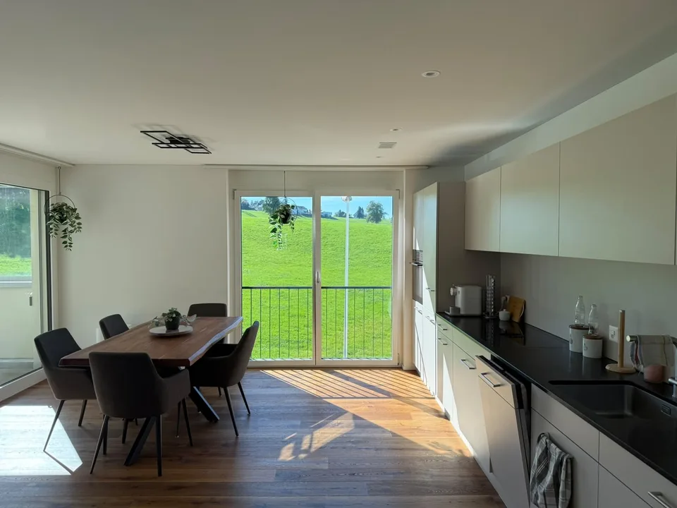 Appartement moderne 3.5 pièces avec beaucoup de lumière et un balcon spacieux