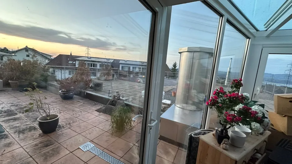Unverbaubare Aussicht auf den Etzel & großzügiger 20 m² Wintergarten