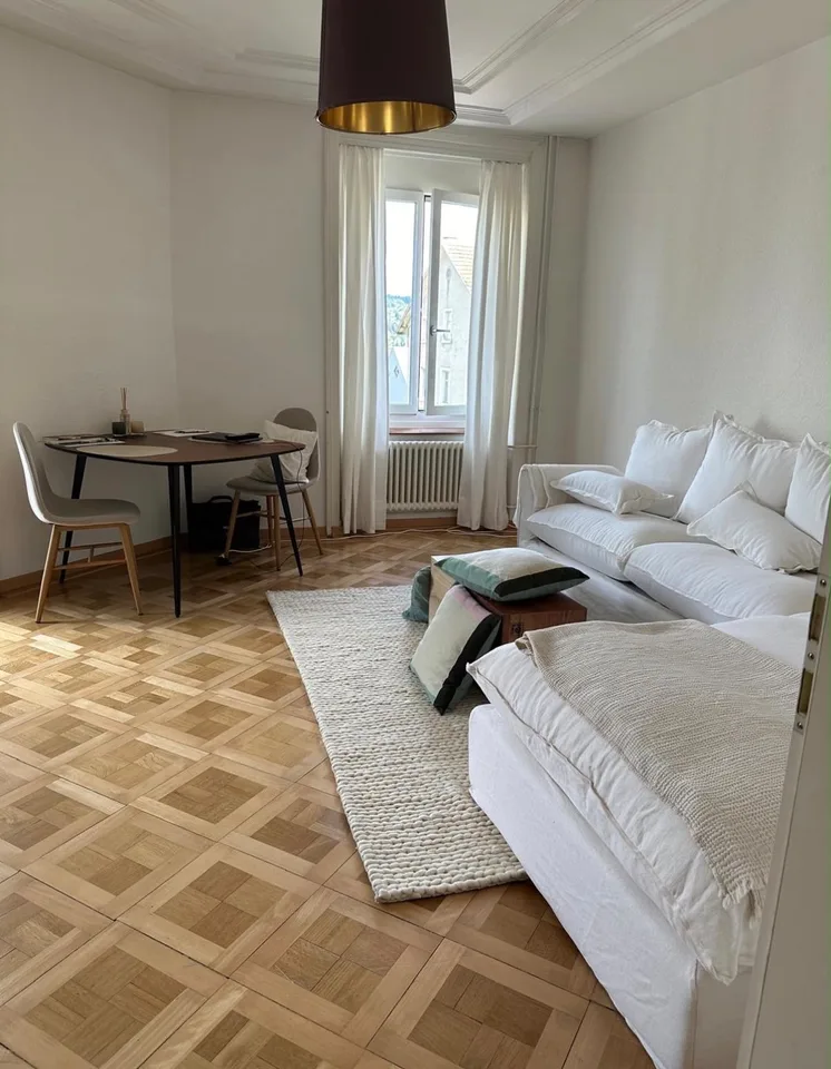 Helles Zimmer in grosser Wohnung direkt beim Bahnhof Thalwil – ab sofort
