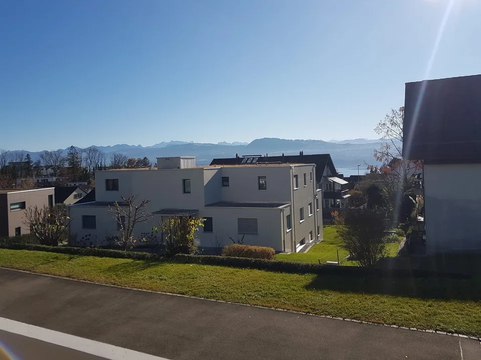 Appartamento di 4,5 locali luminoso con grande terrazza e vista parziale sul lago