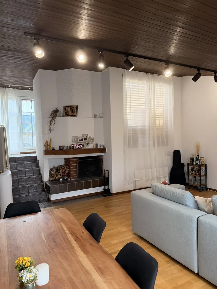 Charmante 2.5-Zimmer-Maisonette mit 30 m² Dachterrasse und Cheminée in Berikon