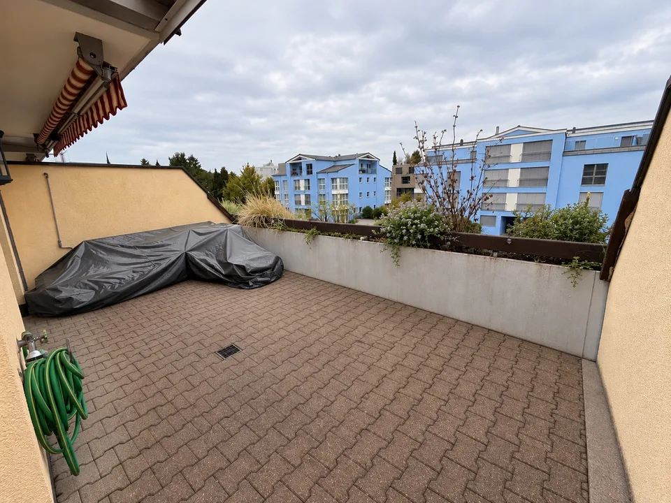 Charmante 2.5-Zimmer-Maisonette mit 30 m² Dachterrasse und Cheminée in Berikon