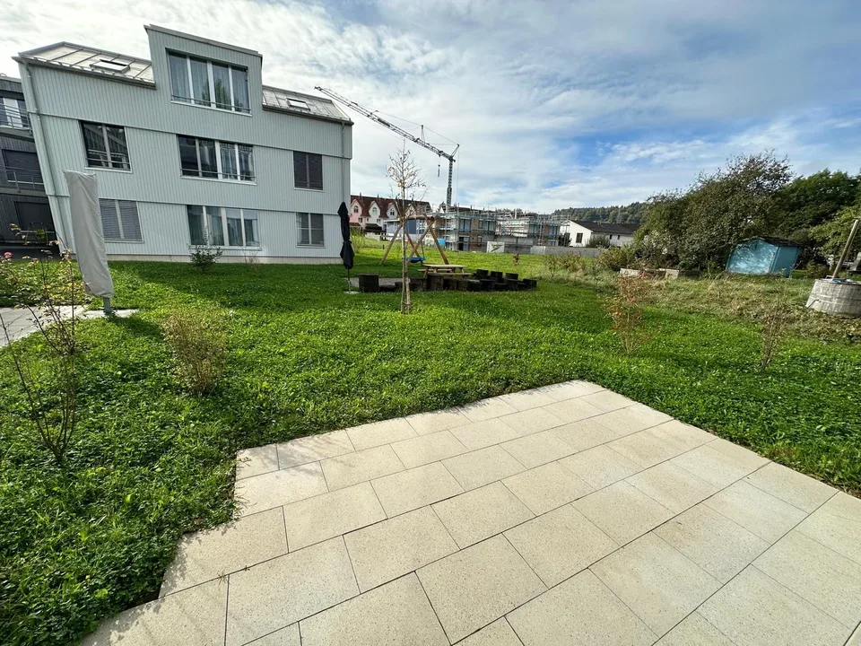 Helle 5.5-Zimmer-Wohnung mit Gartensitzplatz an ruhiger Lage