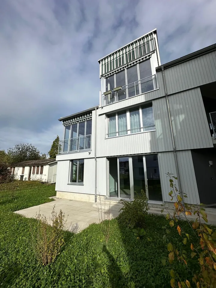 Helle 5.5-Zimmer-Wohnung mit Gartensitzplatz an ruhiger Lage