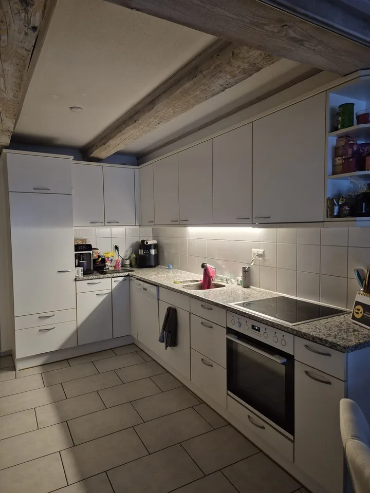 Temporäre Untervermietung – möblierte 2.5-Zimmer-Wohnung in der Altstadt mit Balkon