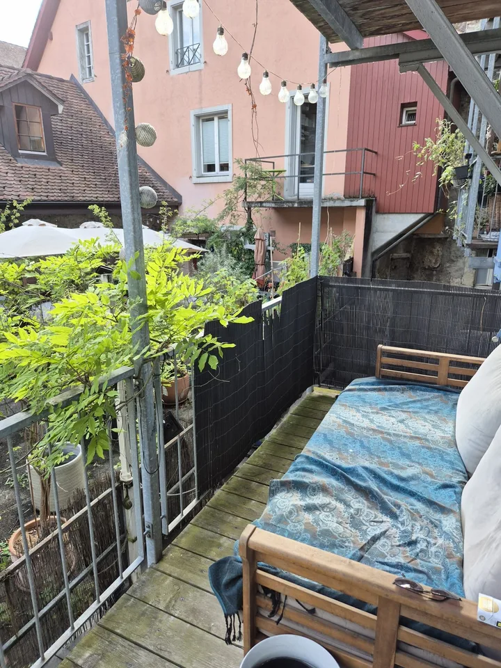 Temporäre Untervermietung – möblierte 2.5-Zimmer-Wohnung in der Altstadt mit Balkon