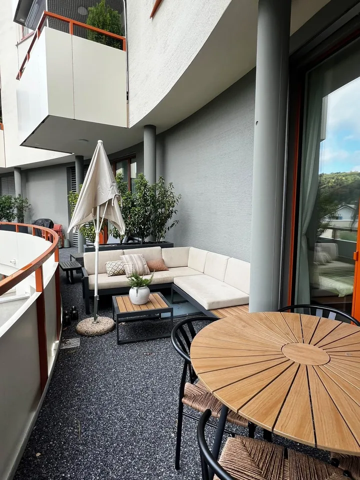2.5 Zimmer Wohnung mit toller Lage - grossen Terrasse - 3.30m hohe Decken