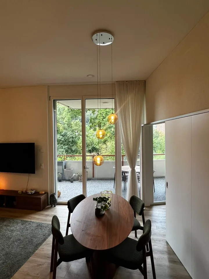 2.5 Zimmer Wohnung mit toller Lage - grossen Terrasse - 3.30m hohe Decken