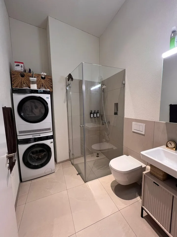 2.5 Zimmer Wohnung mit toller Lage - grossen Terrasse - 3.30m hohe Decken