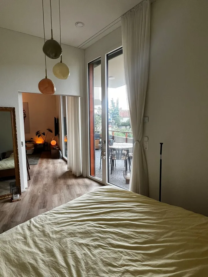 2.5 Zimmer Wohnung mit toller Lage - grossen Terrasse - 3.30m hohe Decken