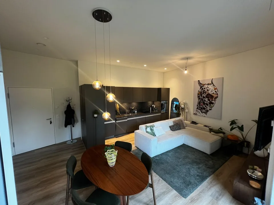 2.5 Zimmer Wohnung mit toller Lage - grossen Terrasse - 3.30m hohe Decken
