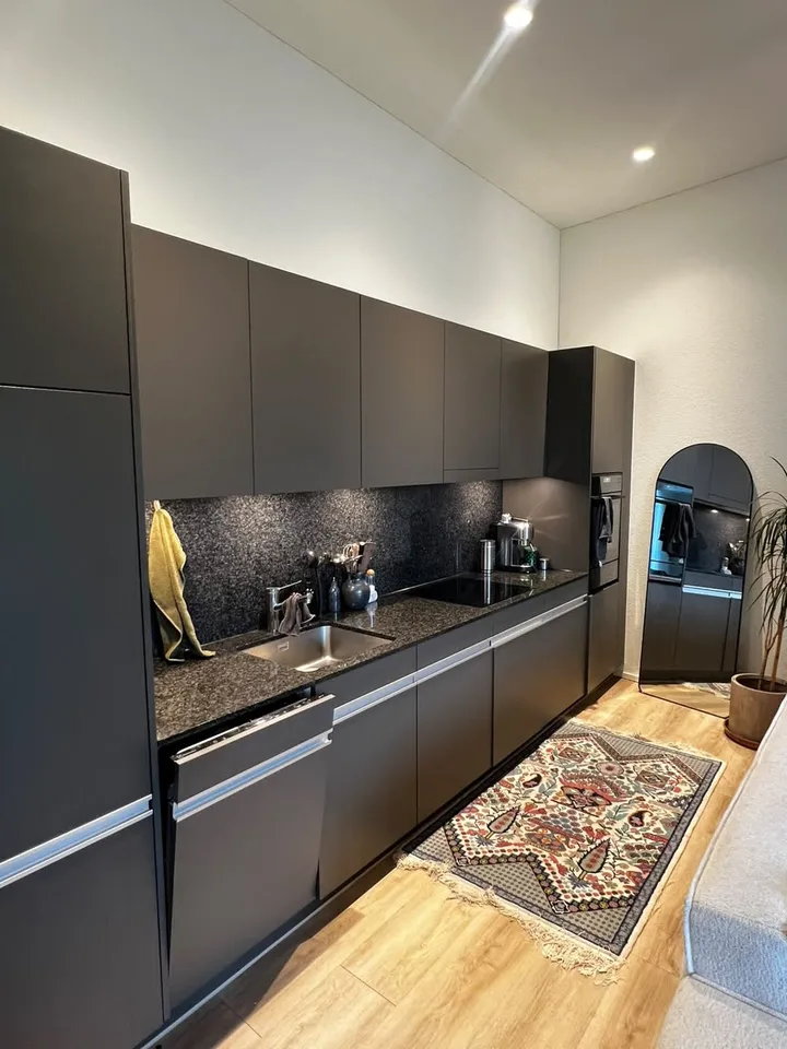 2.5 Zimmer Wohnung mit toller Lage - grossen Terrasse - 3.30m hohe Decken