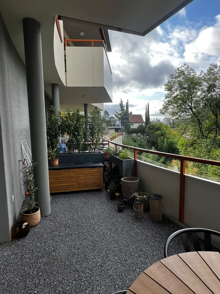 2.5 Zimmer Wohnung mit toller Lage - grossen Terrasse - 3.30m hohe Decken