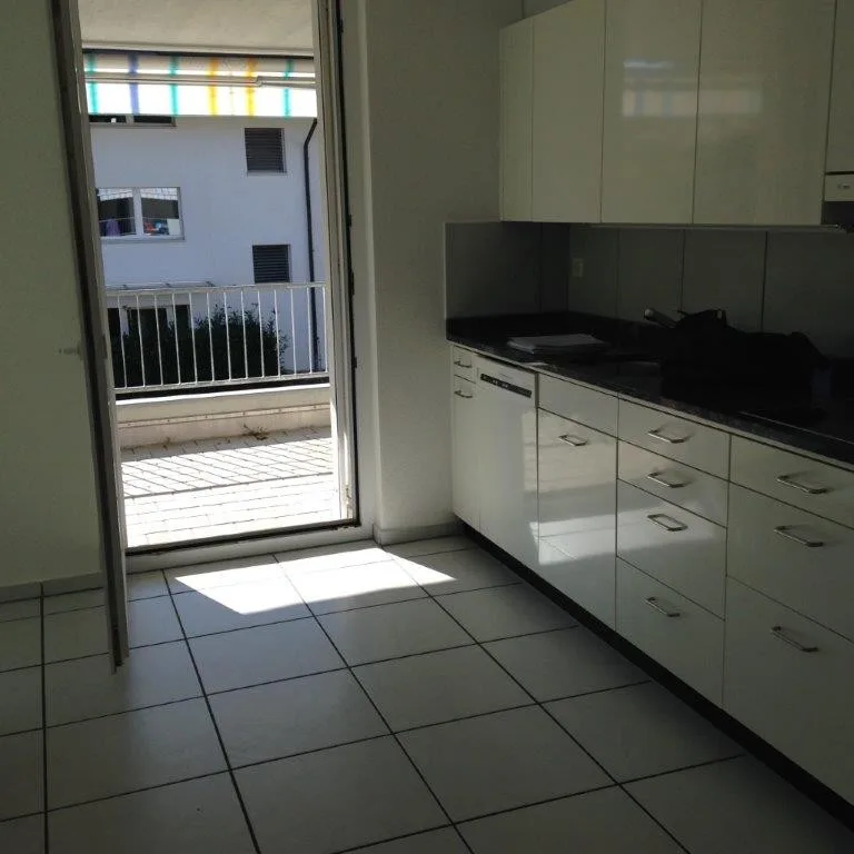 Bright & Spacious 3.5-Room Apartment in Zollikerberg – Lease Takeover from 1 November