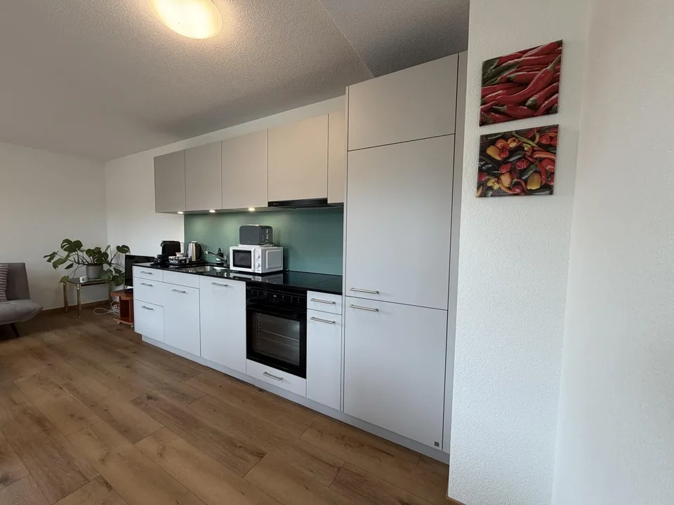 Großes Zimmer für drei Personen in einer Wohngemeinschaft, kostenlose Parkplätze.