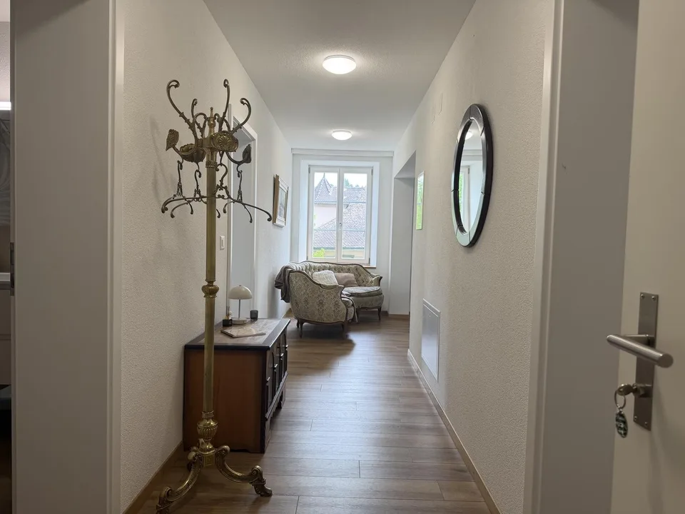 Großes Zimmer für drei Personen in einer Wohngemeinschaft, kostenlose Parkplätze.