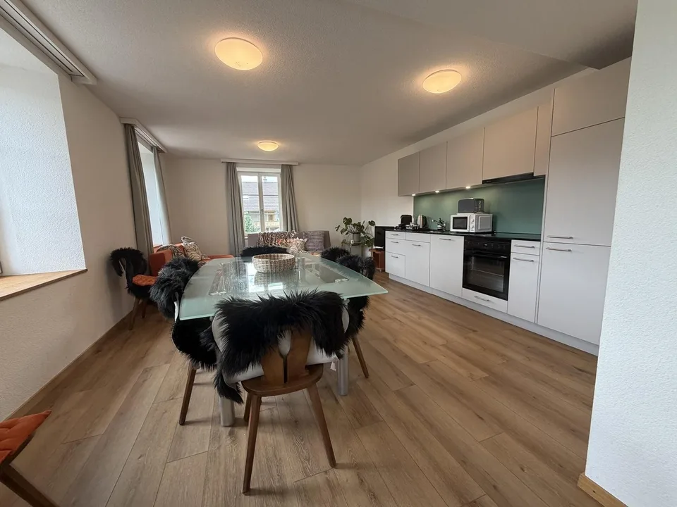 Großes Zimmer für drei Personen in einer Wohngemeinschaft, kostenlose Parkplätze.