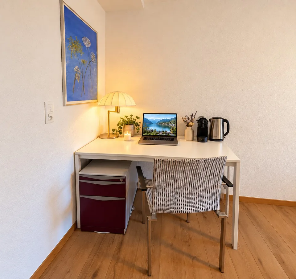 Großes Zimmer für drei Personen in einer Wohngemeinschaft, kostenlose Parkplätze.