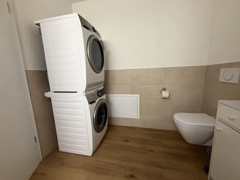 Großes Zimmer für drei Personen in einer Wohngemeinschaft, kostenlose Parkplätze.
