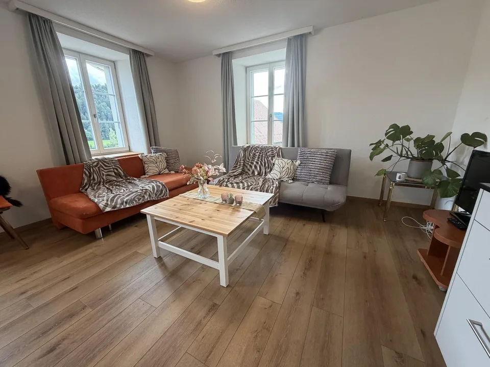 Großes Zimmer für drei Personen in einer Wohngemeinschaft, kostenlose Parkplätze.