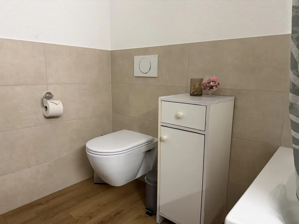 Großes Zimmer für drei Personen in einer Wohngemeinschaft, kostenlose Parkplätze.