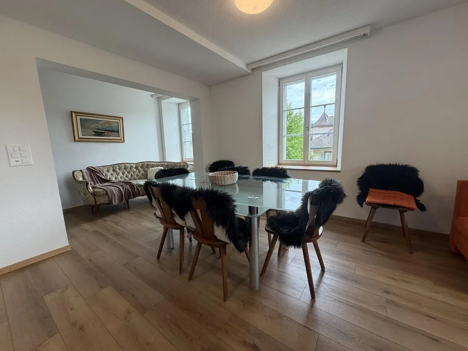 Großes Zimmer für drei Personen in einer Wohngemeinschaft, kostenlose Parkplätze.