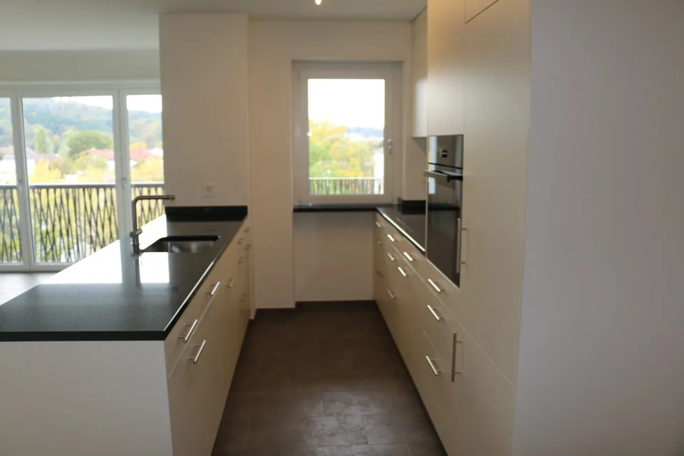 Attraktive 4.5-Zimmer-Wohnung mit Balkon und eigenem Waschturm – Foto 2 von 8