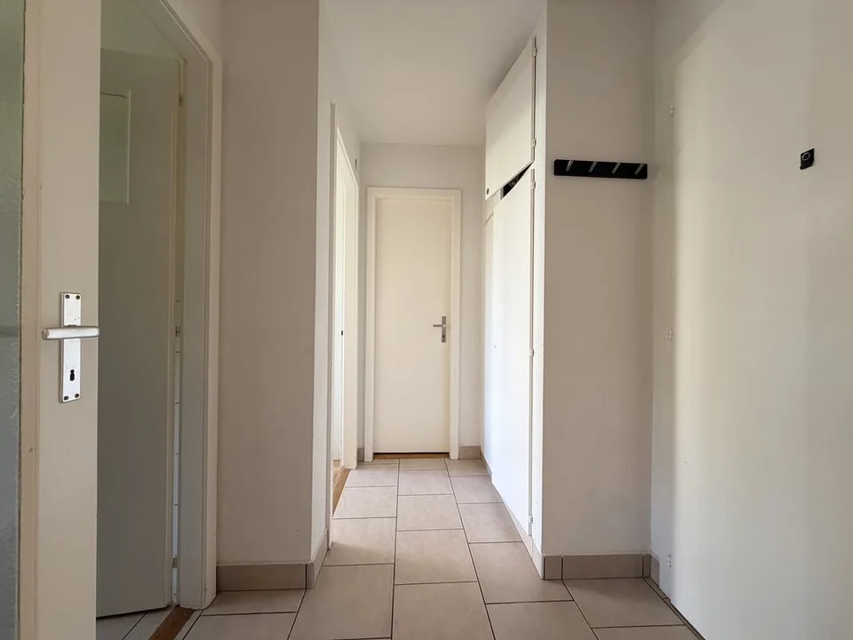 Zu vermieten 2.5-Zimmer-Wohnung im oberen Erdgeschoss