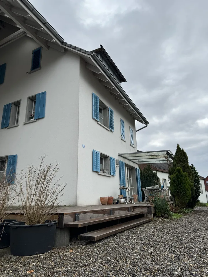 Helles, doppelstöckiges Zimmer an ruhiger Lage mit Garten