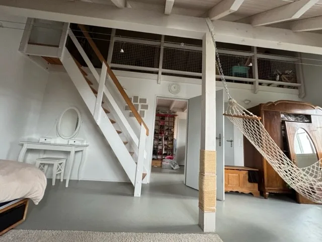 Helles, doppelstöckiges Zimmer an ruhiger Lage mit Garten